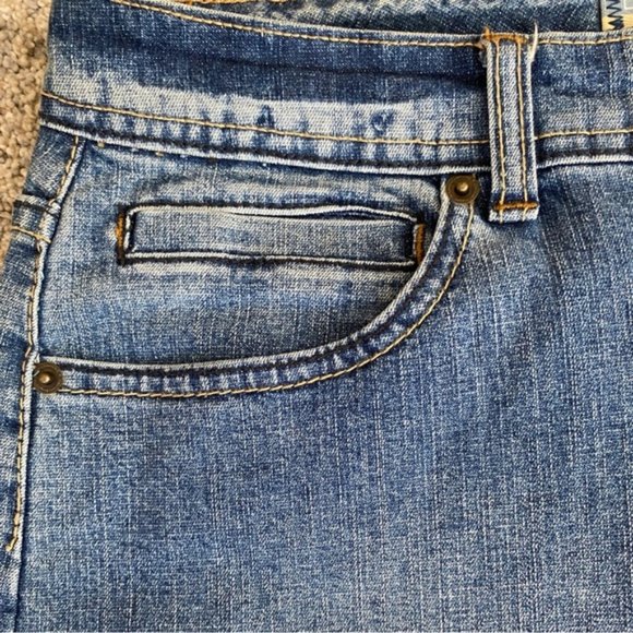 Denver Hayes medium wash knee length classic fit denim skirt. Women's size 8 - Picture 3 of 7